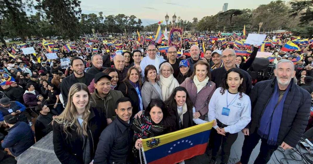 funcionarios-de-venezuela-cruzan-a-patricia-bullrich,-por-su-presencia-en-la-manifestacion-en-la-zona-de-la-embajada-en-buenos-aires