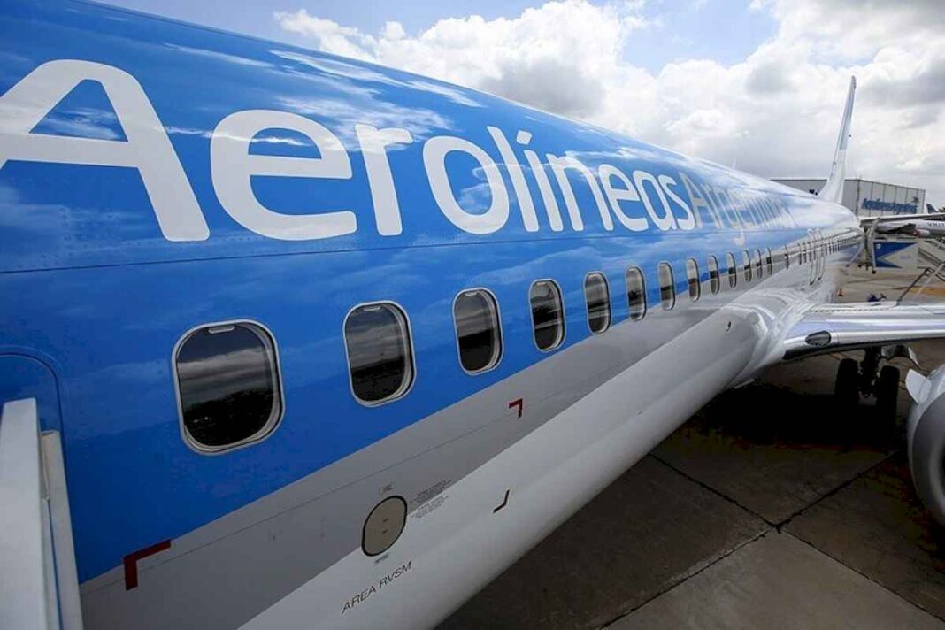 «incidente-grave»-en-aeroparque:-un-avion-de-aerolineas-argentinas-perdio-una-rueda-despues-de-aterrizar