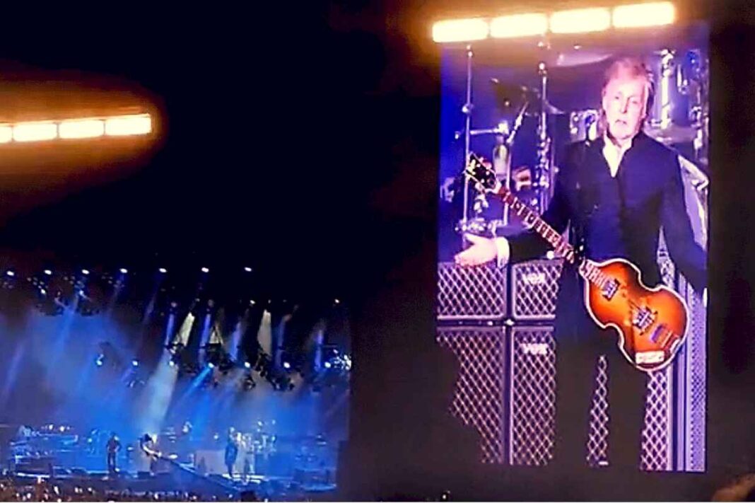 paul-mccartney-ya-esta-sobre-el-escenario,-ante-un-monumental-colmado-que-delira-con-sus-clasicos