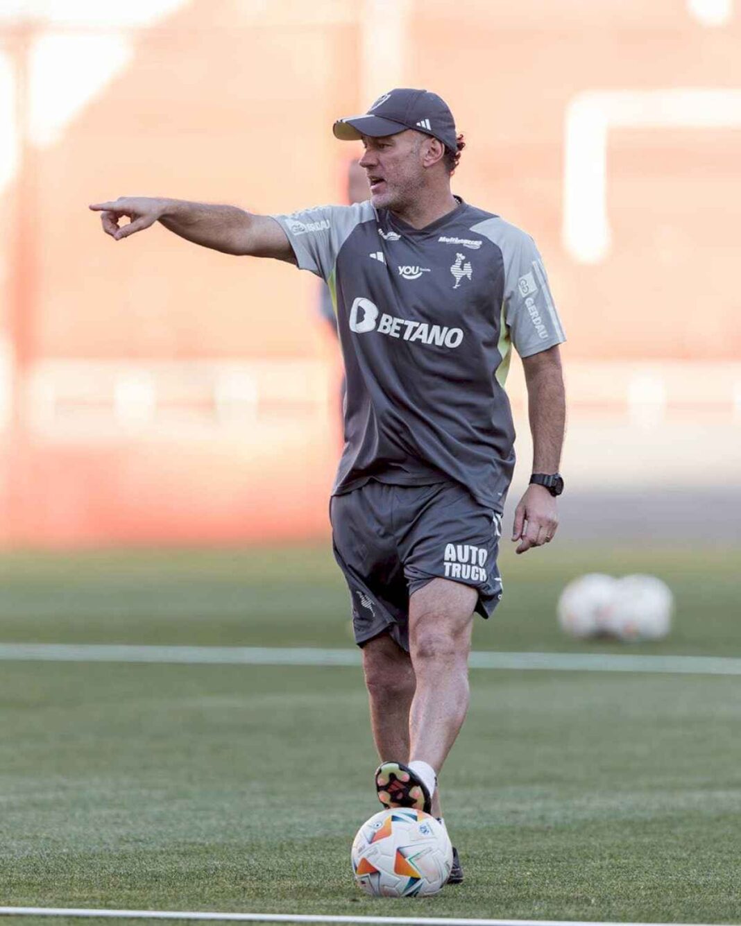 gabriel-milito,-el-hombre-que-se-animo-a-cambiar-para-ilusionar-a-atletico-mineiro-y-transformar-criticas-en-elogios