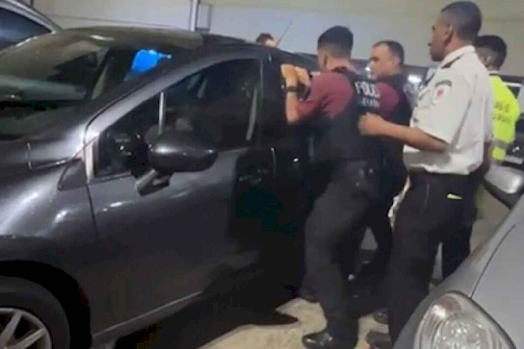 dejaron-a-una-nena-sola-en-el-auto