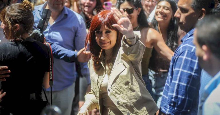 en-el-dia-de-su-condena,-cristina-busco-asimilar-el-golpe-con-otra-actividad-de-campana-y-rodeada-de-dirigentes