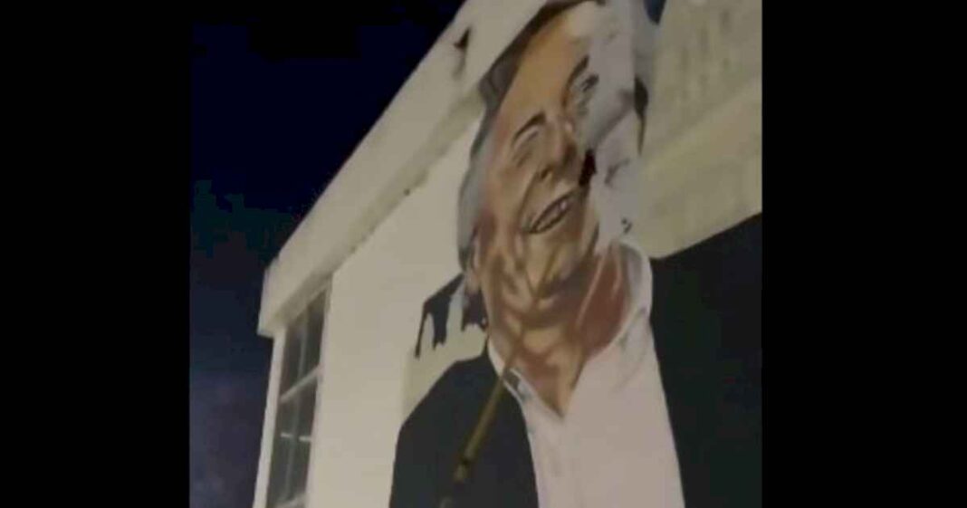 el-gobierno-ahora-tapo-un-mural-de-nestor-kirchner-en-la-sede-del-correo-argentino-en-retiro:-«los-edificios-publicos-son-de-todos-los-argentinos»