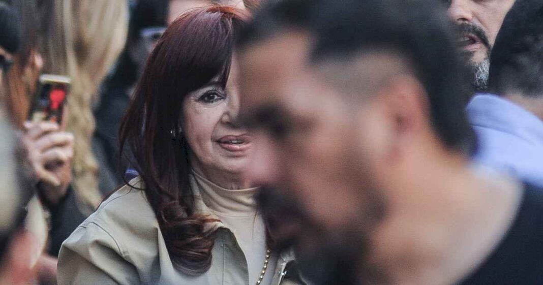 condena-por-corrupcion:-un-informe-revela-como-milei-le-gano-a-cristina-la-guerra-por-el-relato