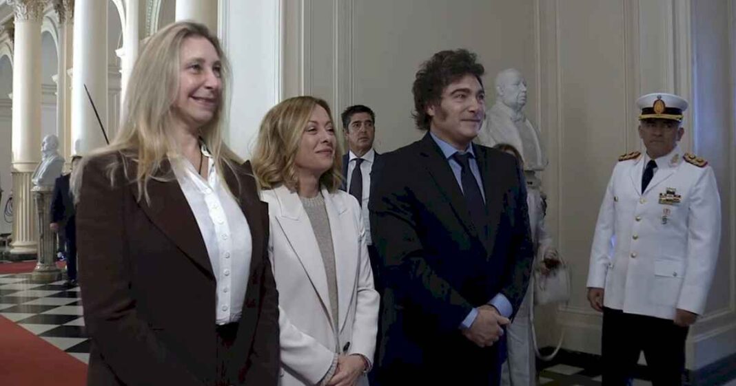 javier-milei-recibe-a-giorgia-meloni-en-la-casa-rosada-tras-la-cena-en-olivos