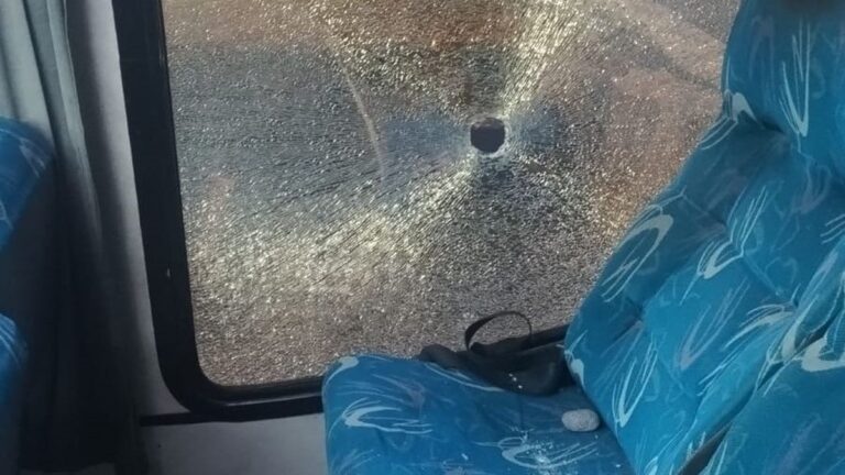 Hombre detenido por romper la ventana de un colectivo