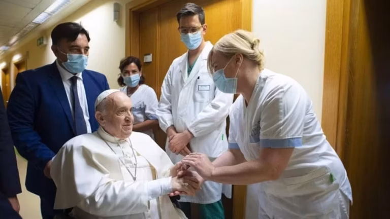 El Vaticano confirmó que Francisco tiene neumonía bilateral