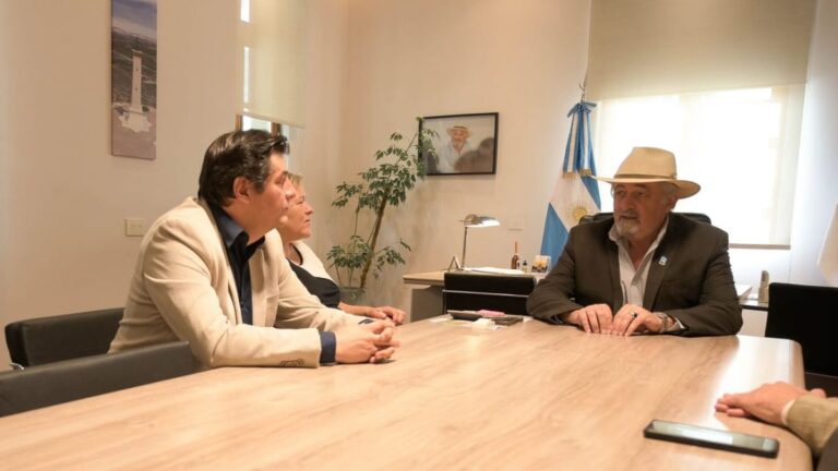 Othar se reunió con el decano de la Facultad de Ciencias Económicas de la universidad