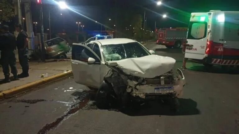 Impactante choque en la Avenida Mosconi: un conductor borracho y dos menores internadas