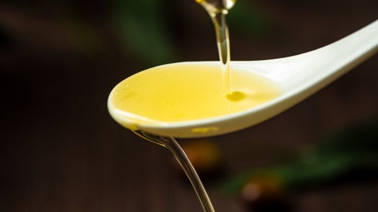 ANMAT prohibió un aceite de oliva, una miel, una harina de almendras y otros productos