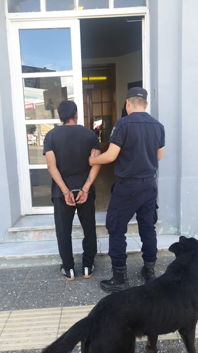 Detuvieron a un hombre por robar dos jabones líquidos de una farmacia del centro de Comodoro