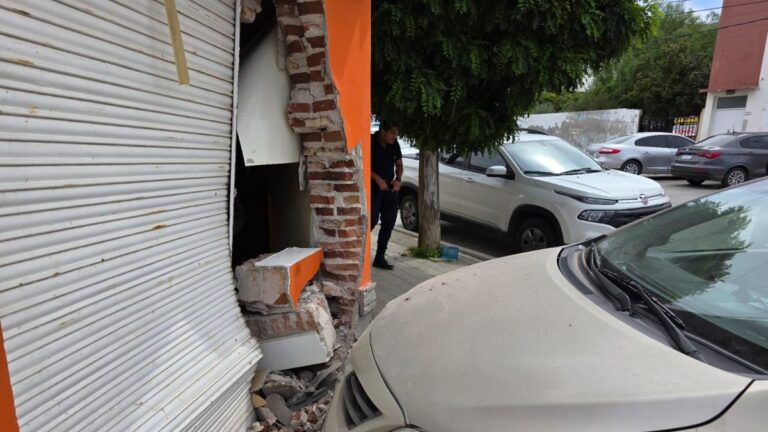 Escapó luego de chocar a un auto estacionado