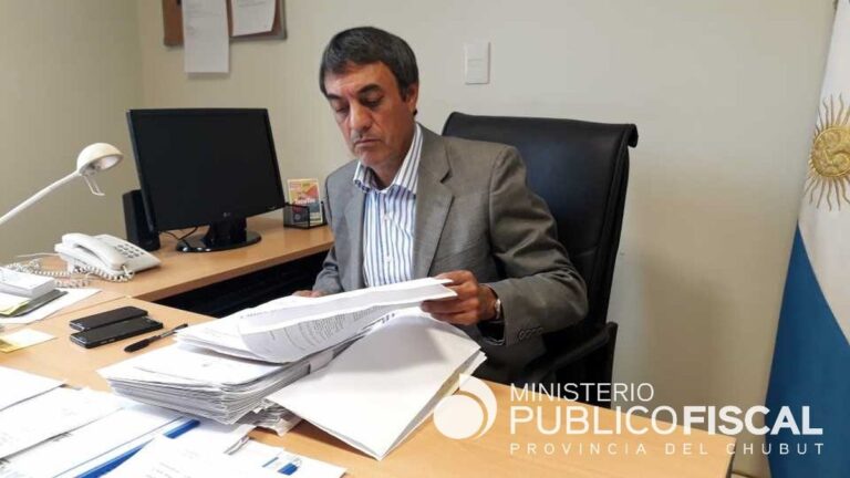 Fabián Alvarez estaba sentado cuando su hermano le disparó