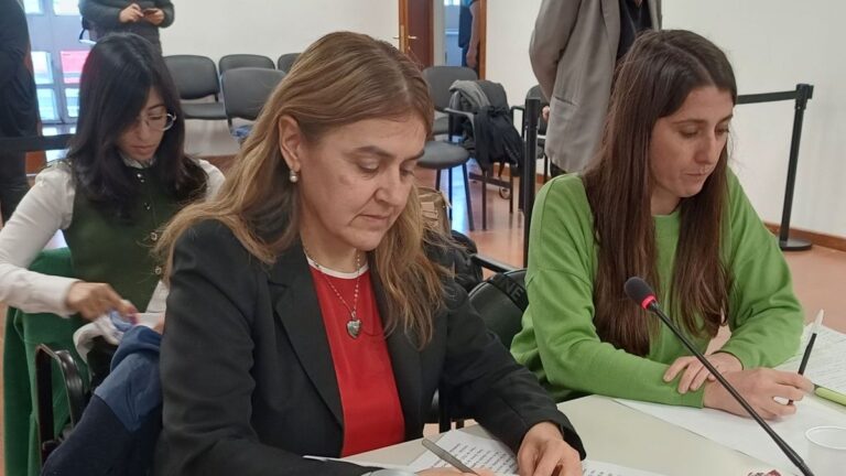 No podía acercarse a su ex y quiso viajar con ella en el colectivo