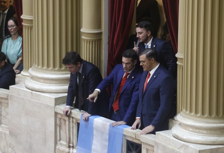 Santiago Caputo patoteóa Manes en los pasillos del Congreso: «Te voy a tirar el Estado encima»