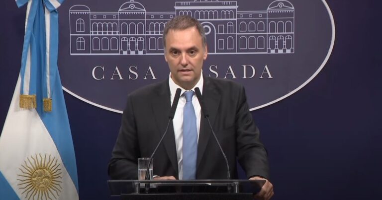 Manuel Adorni suma el canal de TV Cinear y su plataforma de streaming