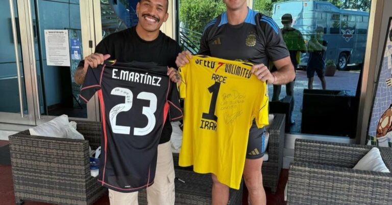 El reencuentro viral entre Dibu Martínez y una figura de Riestra