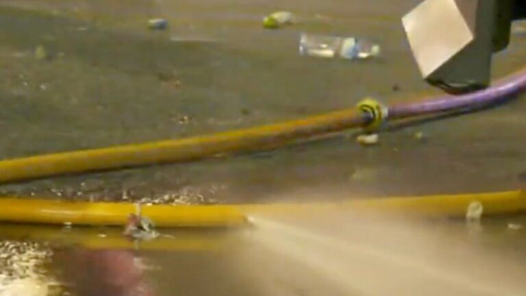 Tensión en el Congreso: se pinchó la manguera del camión hidrante con el que iban a reprimir