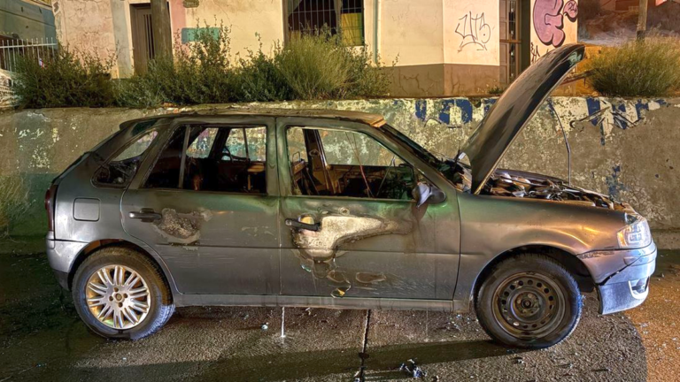 Hallan un auto robado prendido fuego