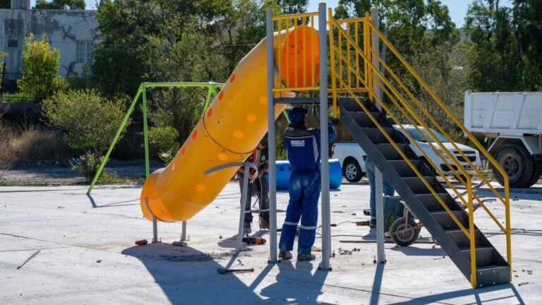 Continúan los trabajos en la plaza del Quirno Costa