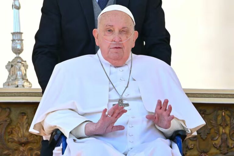 De manera sorpresiva, el Papa Francisco apareció ante los fieles en el Vaticano