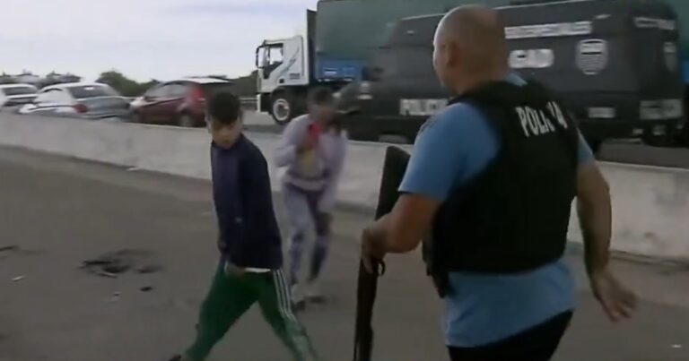 En medio de la protesta de vecinos de Bernal, un chico amenazó con un arma blanca a un policía