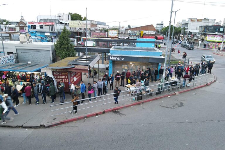 Paro general de la CGT: largas filas en las paradas de colectivos y mucho malestar