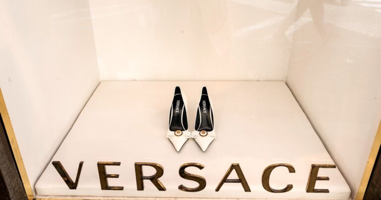 Sorpresa en el mundo del superlujo: Prada compra Versace por 1.250 millones de euros