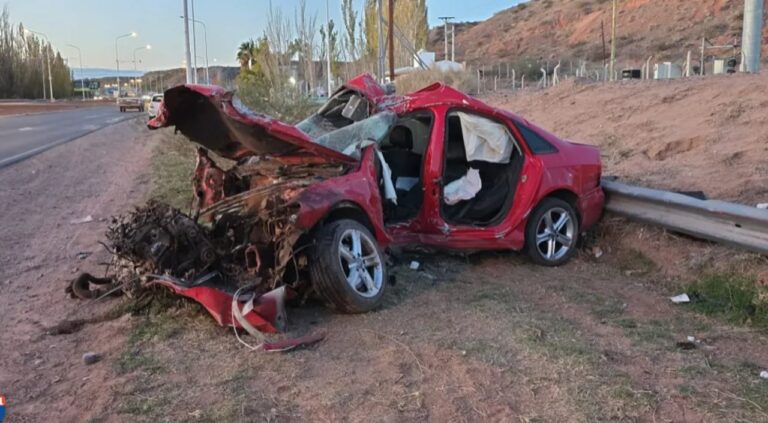 Un joven de 20 años murió tras perder el control de su auto y chocar contra un poste