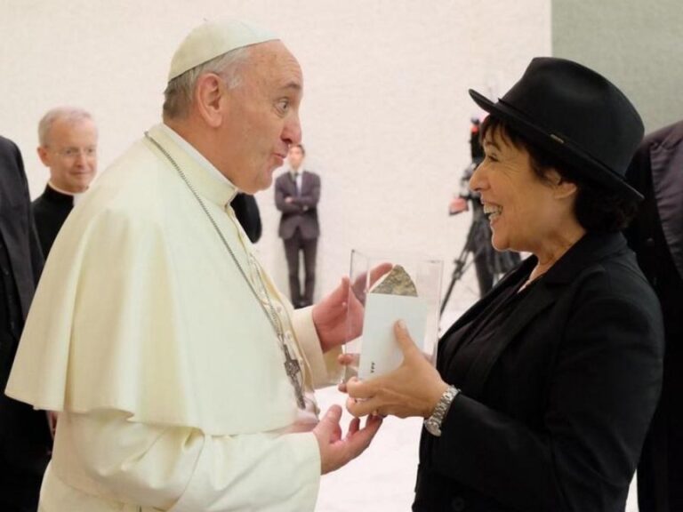 El día en que el Papa Francisco recibió un fragmento de Vaca Muerta