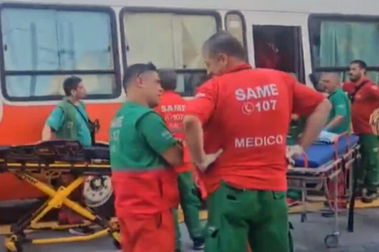 Choque entre un micro escolar y un camión