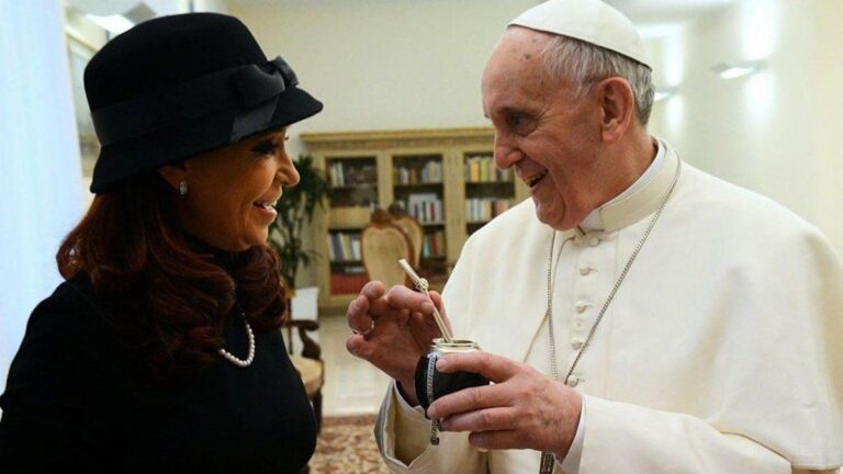 La graciosa carta viral que Cristina Kirchner le envió al papa Francisco: «Tome mate»