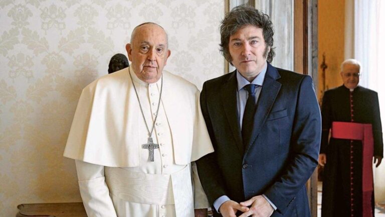 Javier Milei y su comitiva viajan a Roma para despedir al papa Francisco