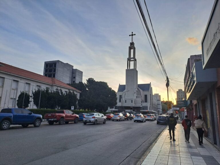 Lunes sin viento, cielo despejado y máxima de 16C en Comodoro