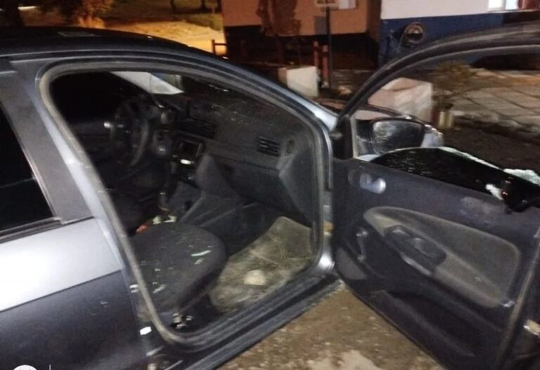 Estaba en una consulta médica y, cuando salió, vio su auto incendiado