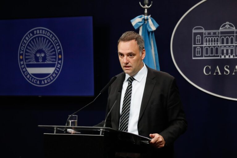 Adorni anunció que YPF bajará 4% los precios de la nafta y el gasoil