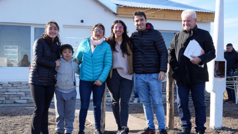 Torres entregó dos viviendas en Lago Blanco