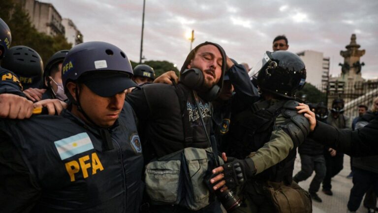 Violenta represión en el Congreso: así le pisaban la cabeza al fotógrafo detenido