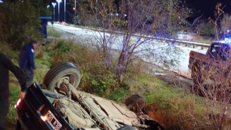 Evitó chocar un camión, pero volcó en cercanías del Predio Ferial