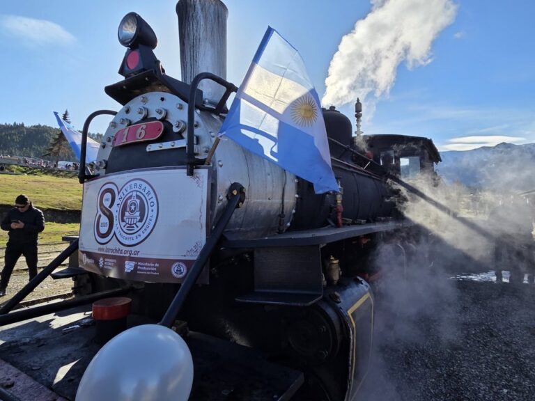 En un emotivo acto, celebraron los 80 años de la llegada de La Trochita a Esquel