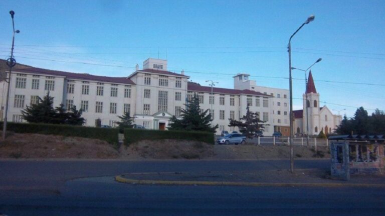 Alerta en el Colegio Dean Funes tras amenazas en redes sociales