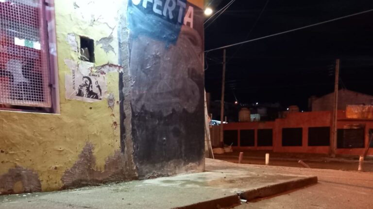 Como no les vendieron alcohol, apedrearon el comercio