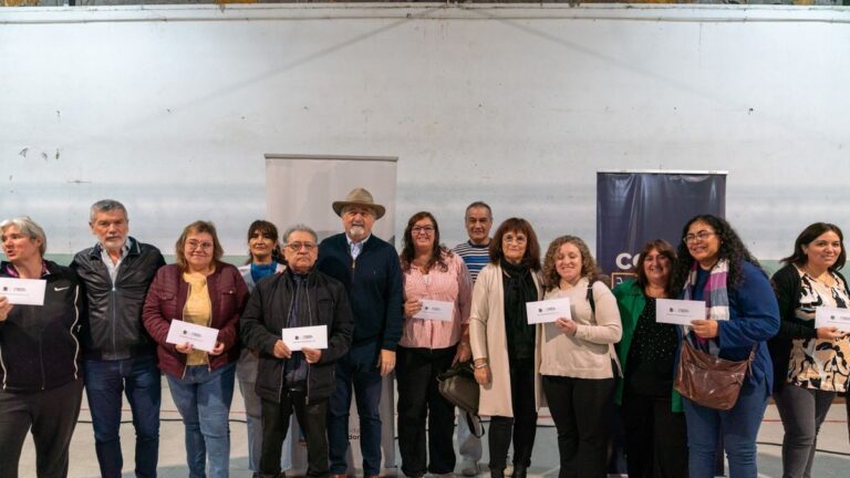 Entrega de los aportes FAEM para 76 escuelas de Comodoro