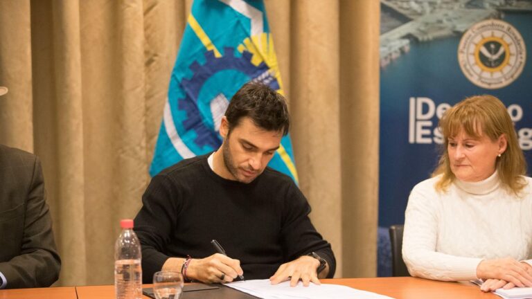 Firmaron la concesión para reactivar el astillero