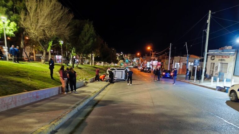 Una mujer fue despedida del habitáculo tras choque en avenida Rivadavia