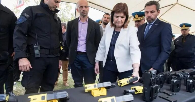 Milei quiere darle más poder a Bullrich sobre la Policía Federal: preparan un DNU y hay polémica