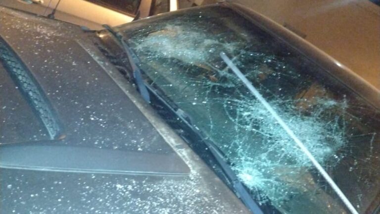 Se cobró una deuda dañando un vehículo