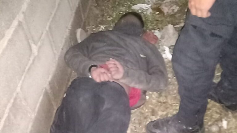 Un ladrón borracho intentó entrar a una casa por el techo, se cayó y terminó detenido