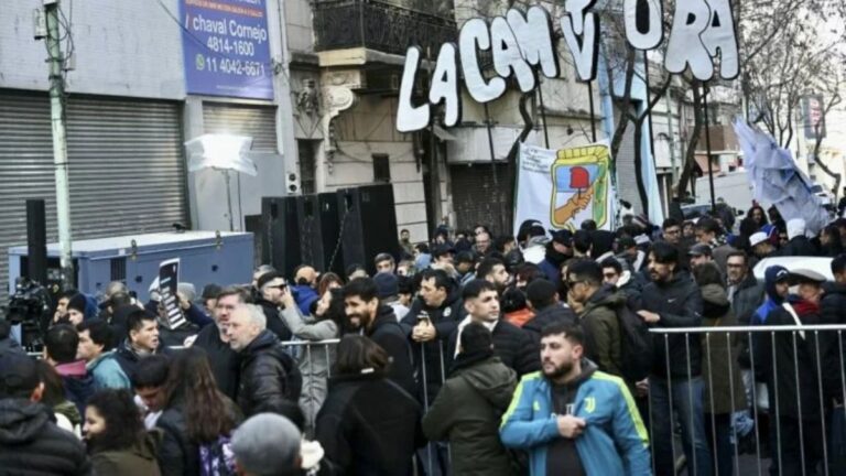 Dirigentes peronistas y militantes se reunieron en la sede del PJ para respaldar a Cristina