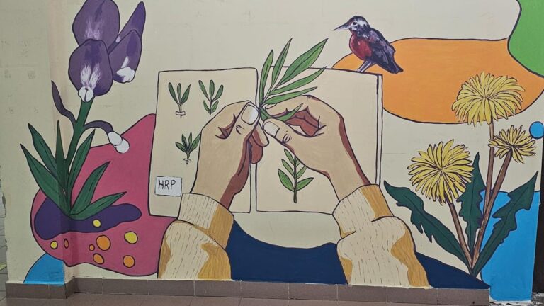 El arte florece en la universidad: nuevo mural colectivo inspirado en la flora patagónica